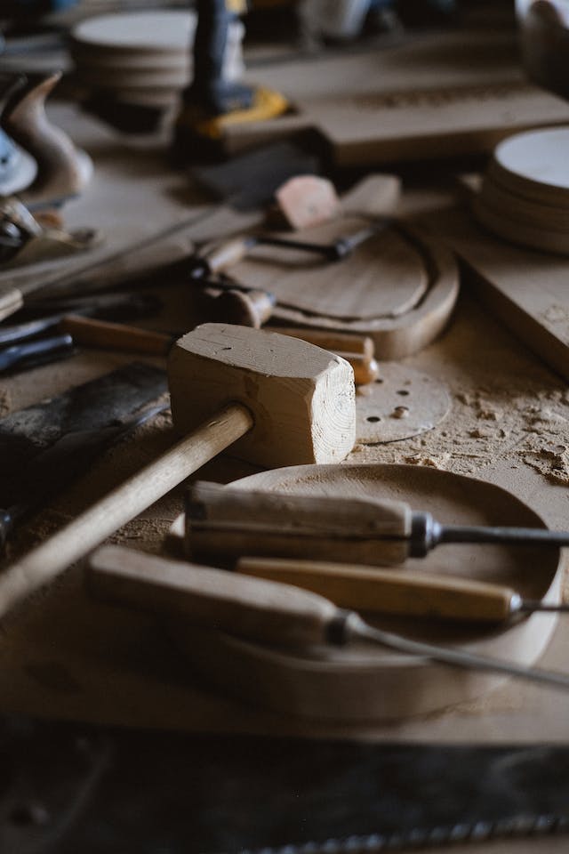 Martello_in_legno_e_scalpelli_per_lavorazione_del_legno